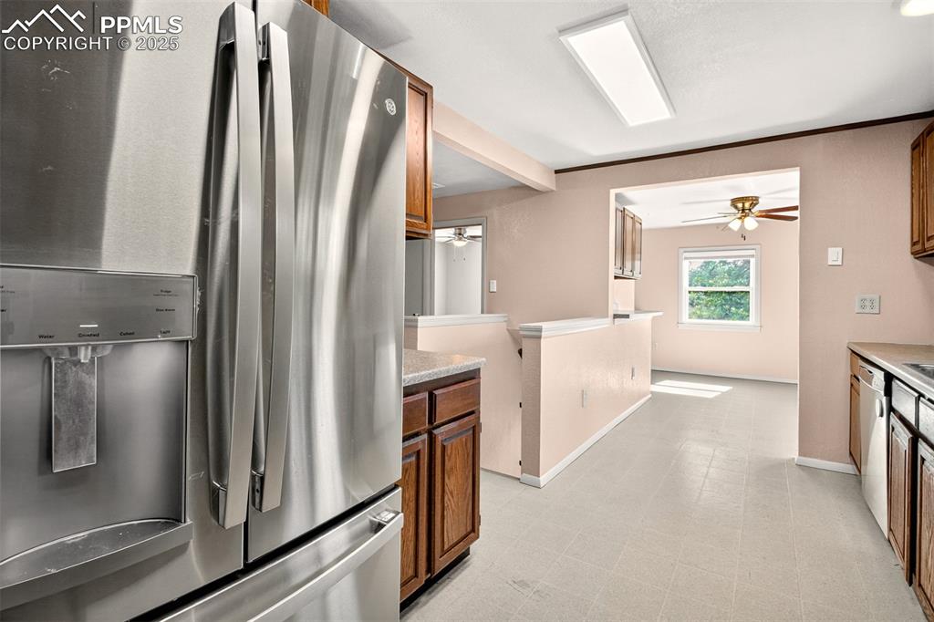 Image 10 of 40: Kitchen