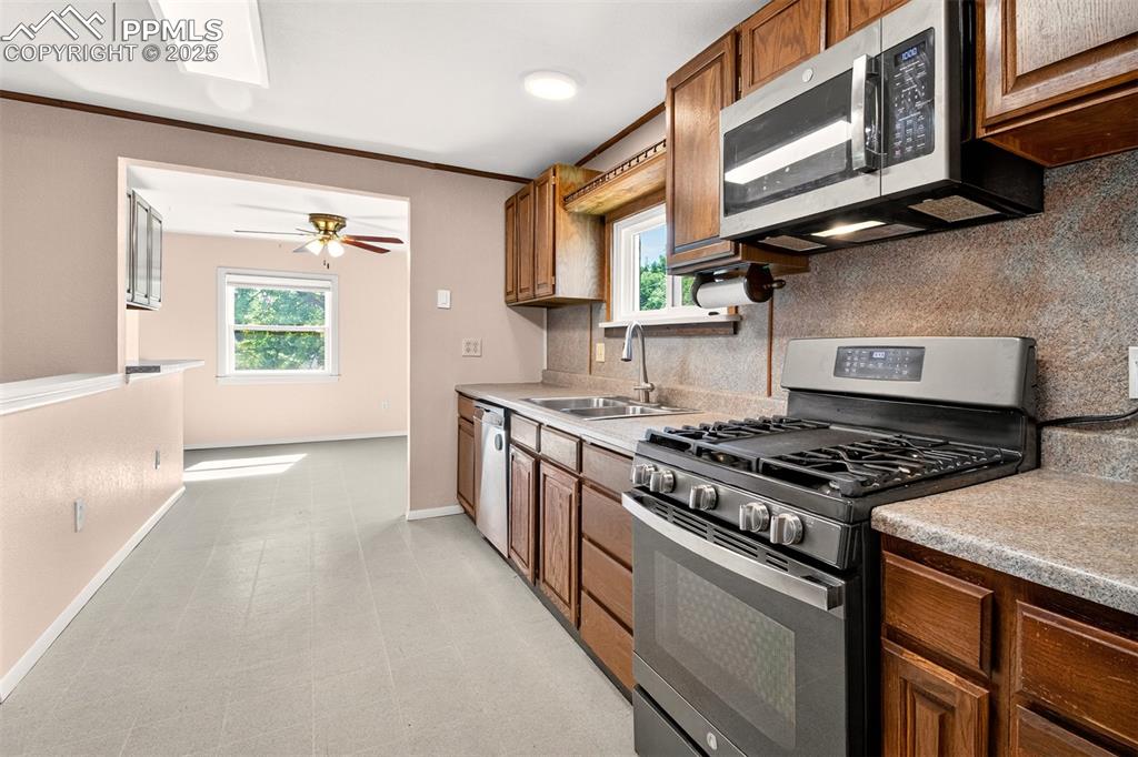 Image 11 of 40: Kitchen