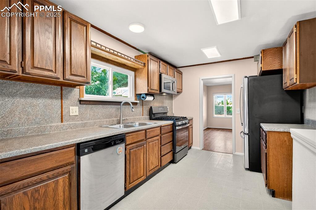 Image 13 of 40: Kitchen