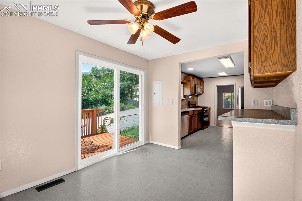Image 16 of 40: Dining Area