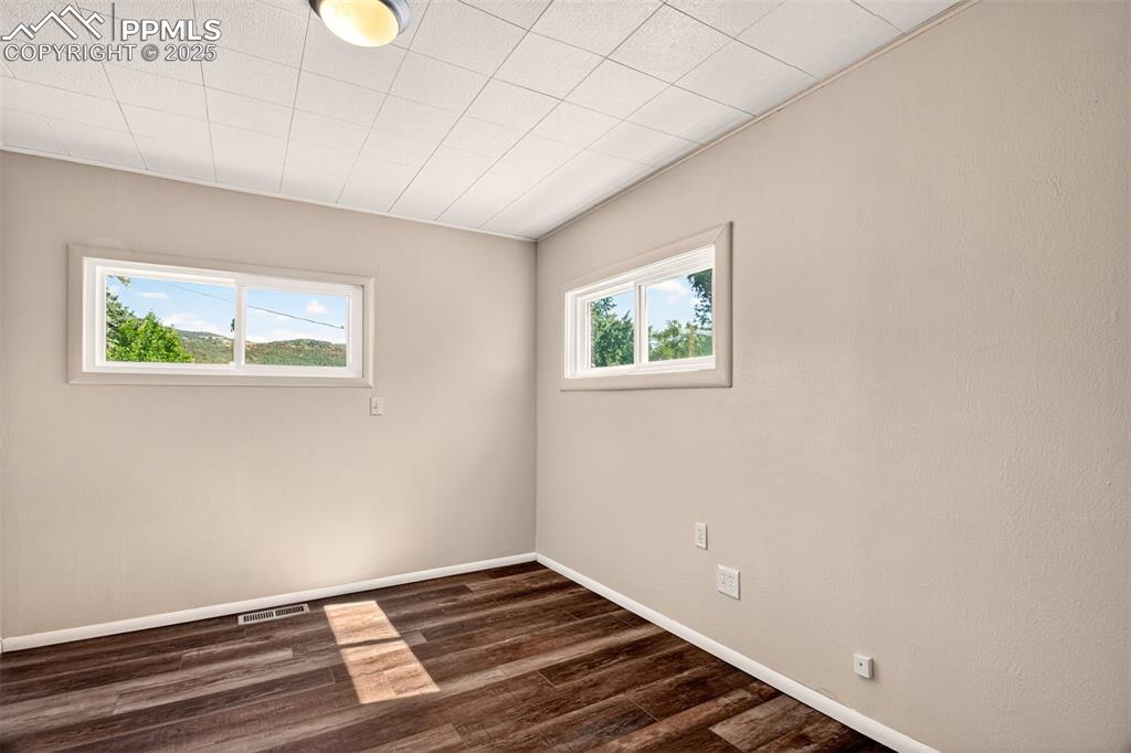Image 19 of 40: Bedroom