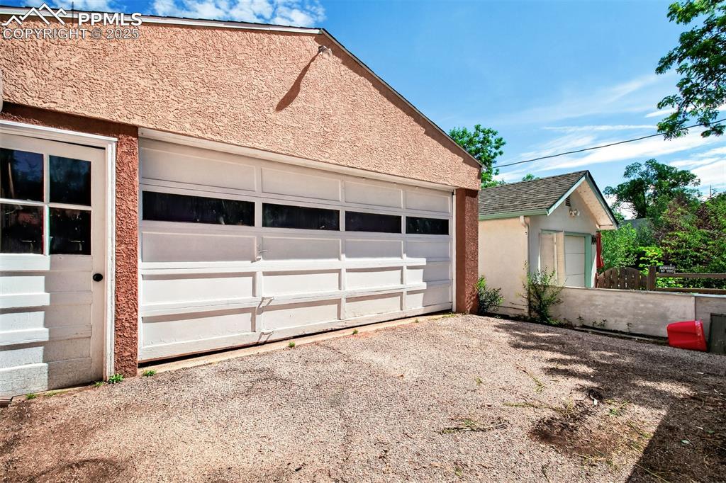 Image 34 of 40: Garage
