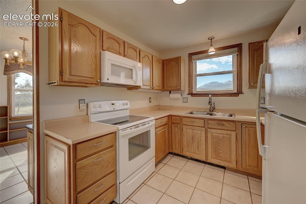 Image 14 of 39: Kitchen