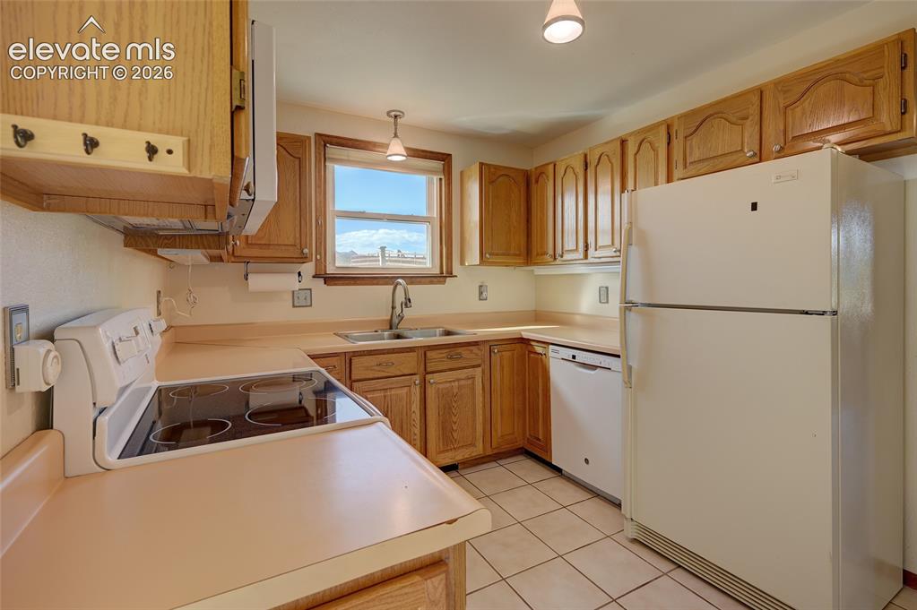 Image 17 of 39: Kitchen