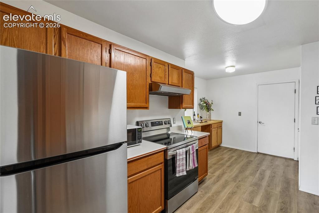 Image 11 of 50: Kitchen