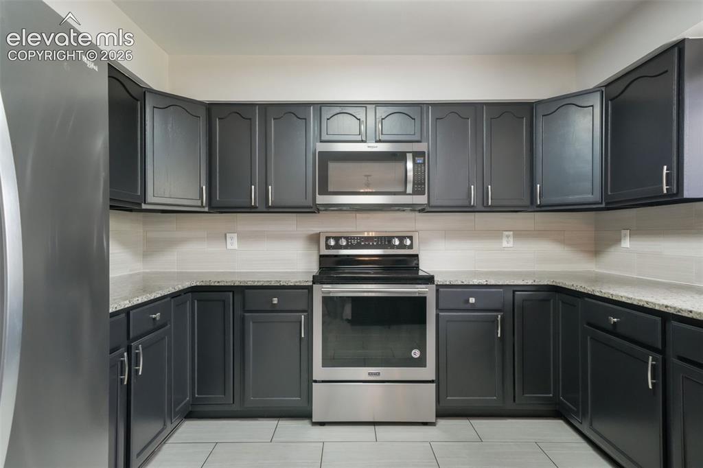 Image 14 of 50: Kitchen