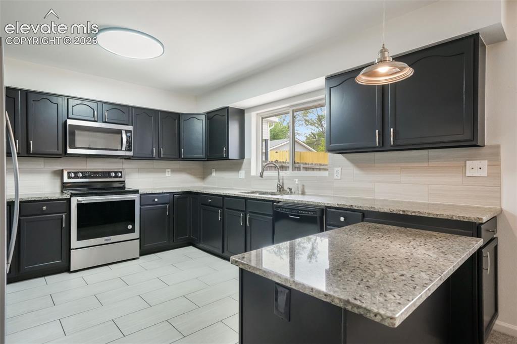 Image 15 of 50: Kitchen