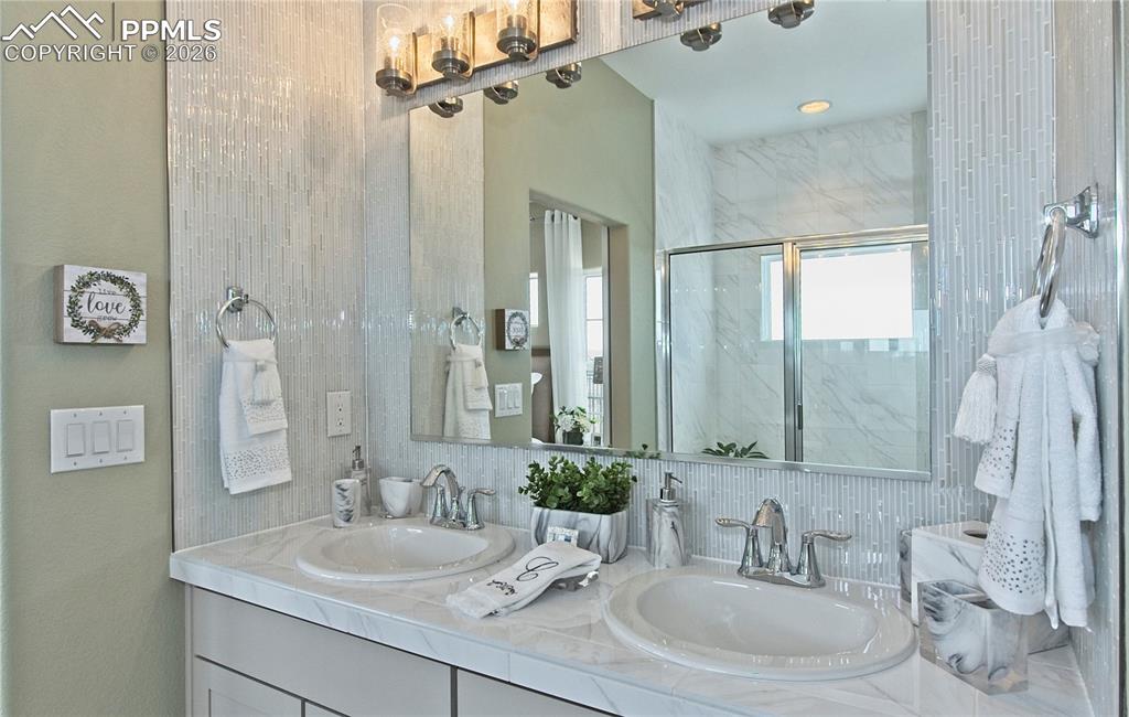 Image 17 of 30: Bathroom