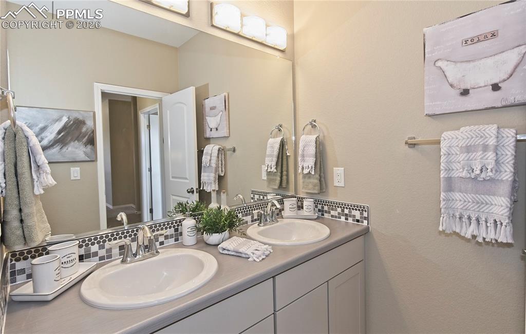 Image 20 of 30: Bathroom