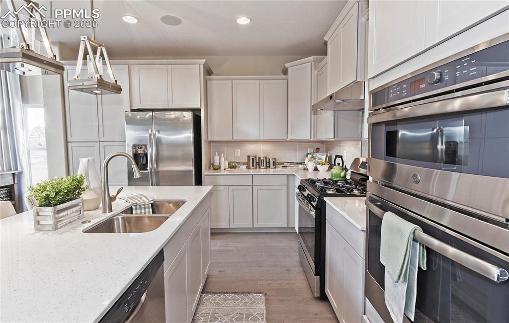 Image 5 of 30: Kitchen