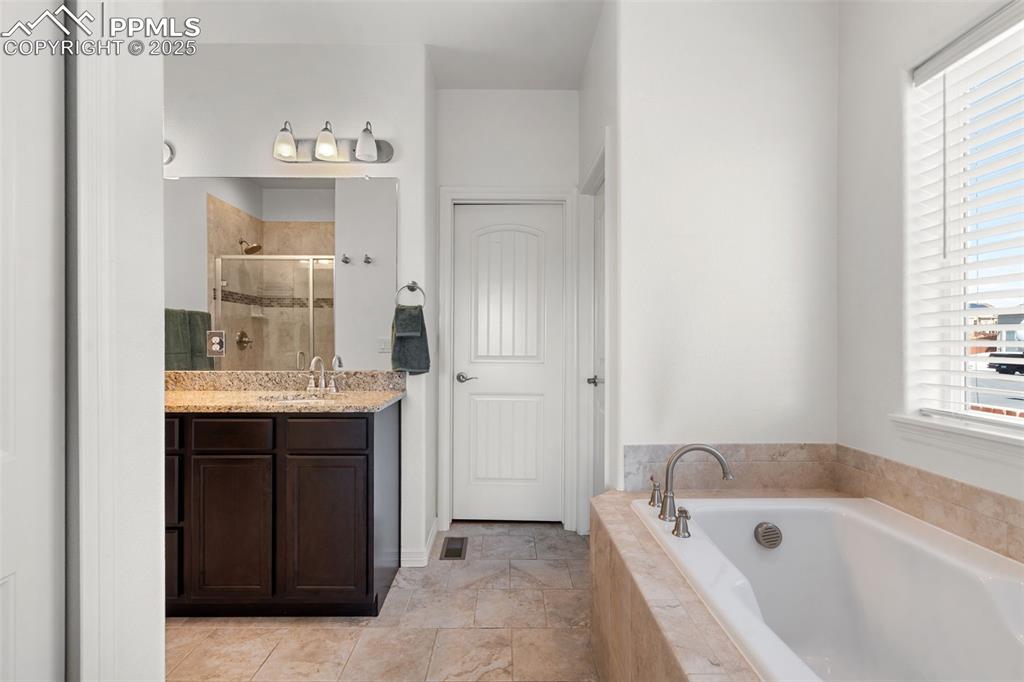 Image 16 of 38: Bathroom