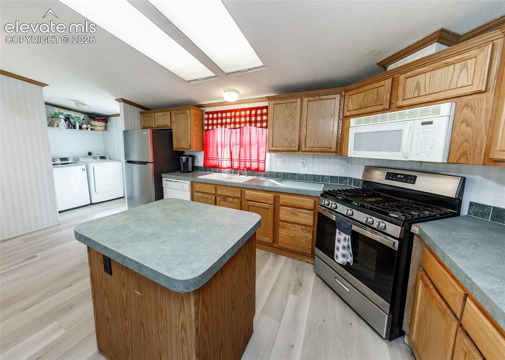 Image 10 of 40: Kitchen