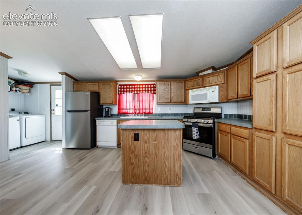 Image 11 of 40: Kitchen