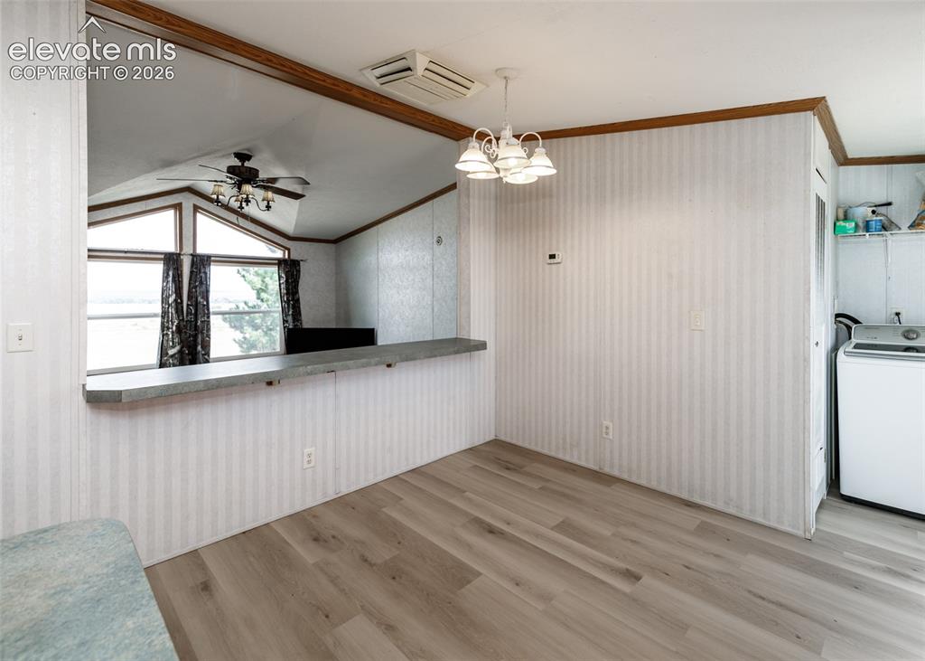 Image 12 of 40: Dining Area