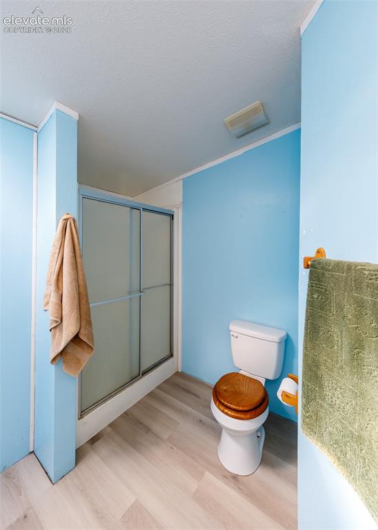 Image 17 of 40: Bathroom
