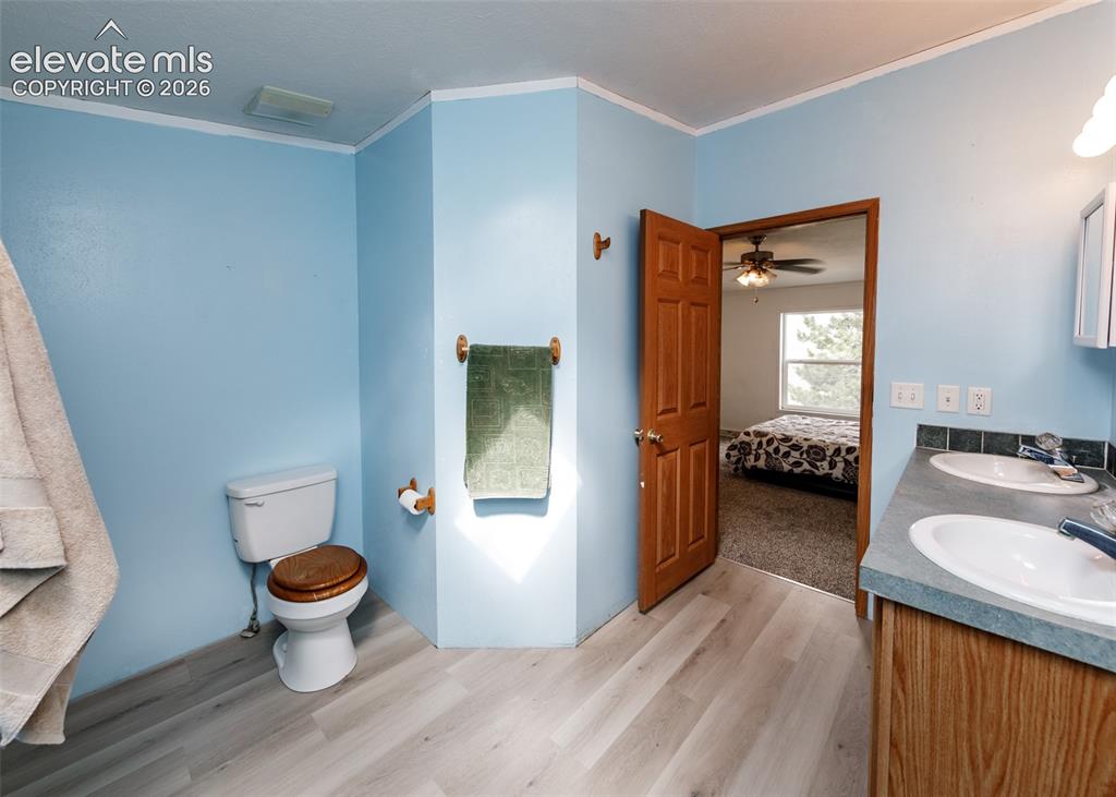 Image 18 of 40: Bathroom