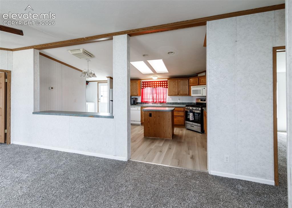 Image 6 of 40: Kitchen