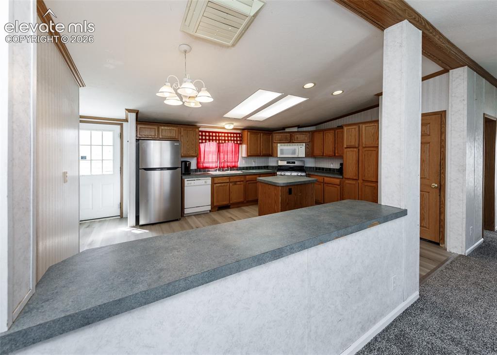 Image 8 of 40: Kitchen