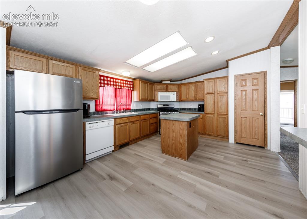 Image 9 of 40: Kitchen