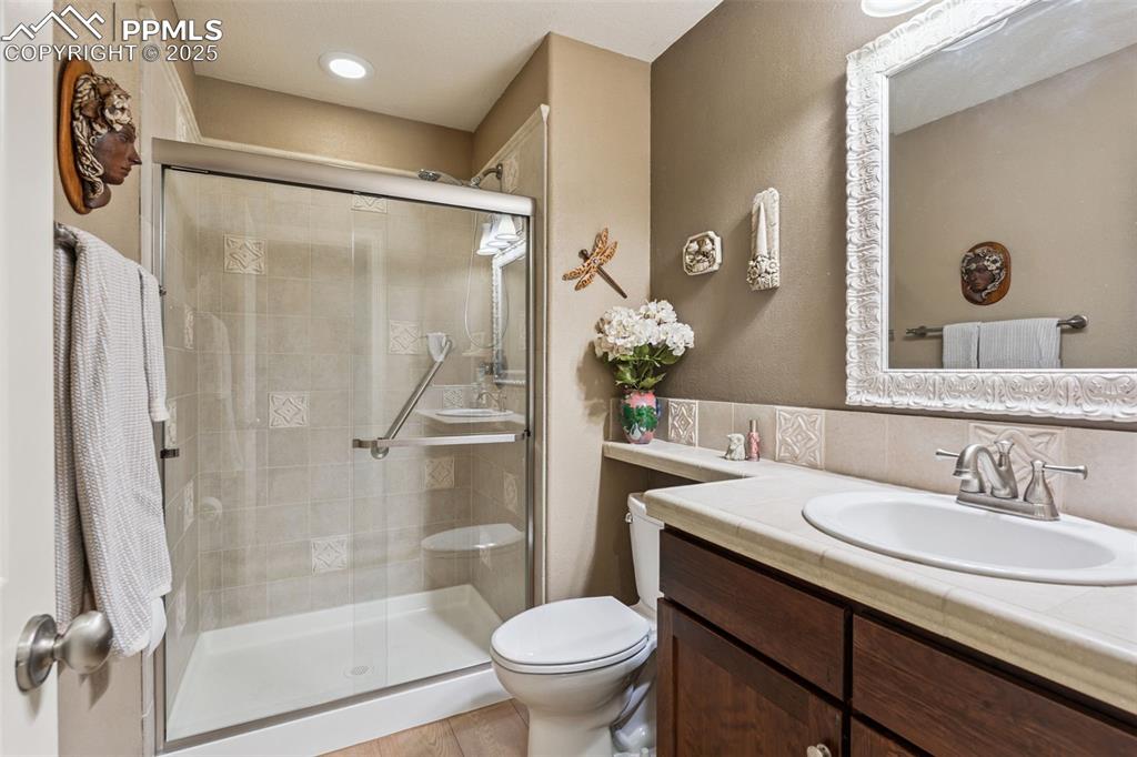 Image 7 of 35: Bathroom