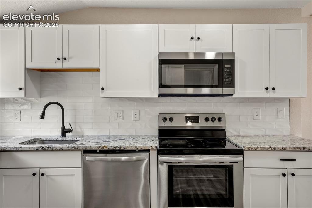 Image 10 of 15: Kitchen