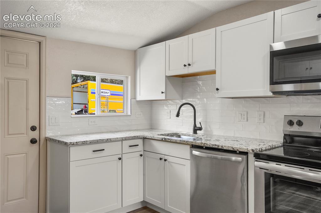 Image 11 of 15: Kitchen