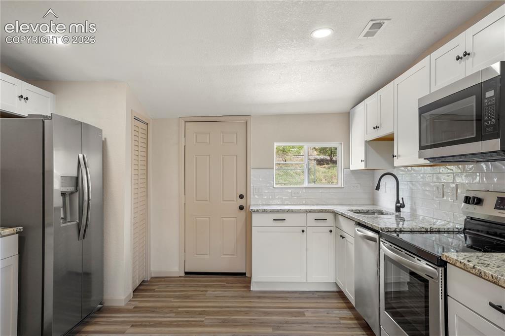 Image 12 of 15: Kitchen