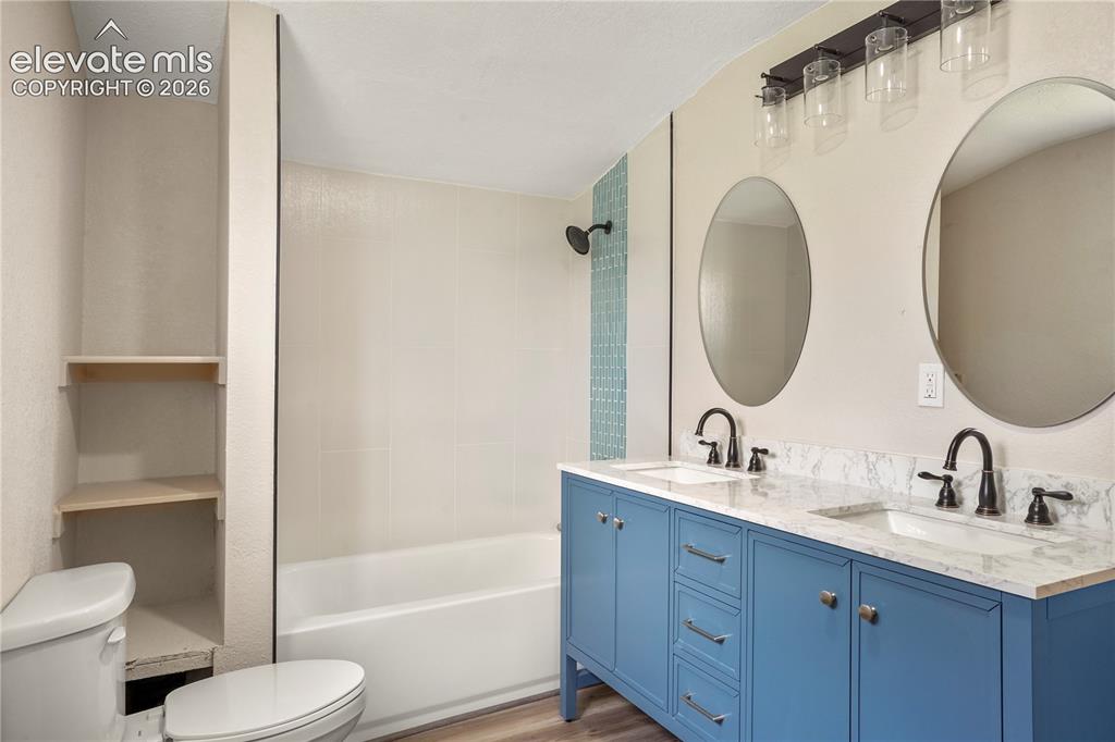 Image 8 of 15: Bathroom