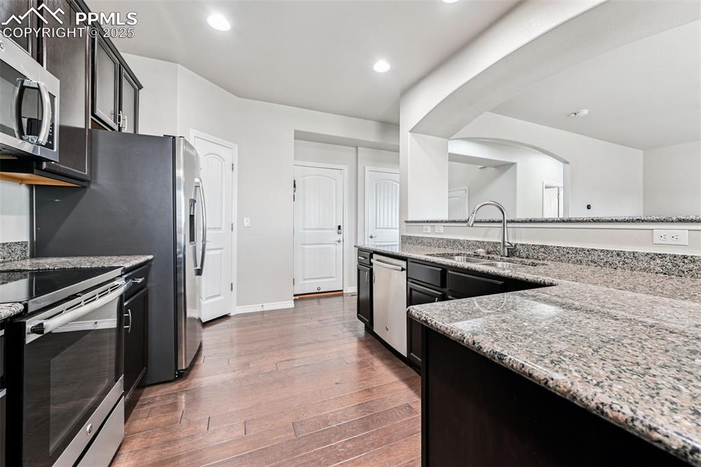 Image 10 of 50: Kitchen