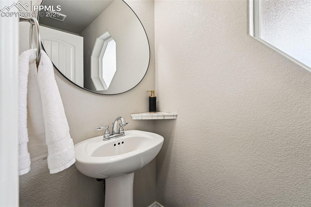 Image 16 of 50: Bathroom