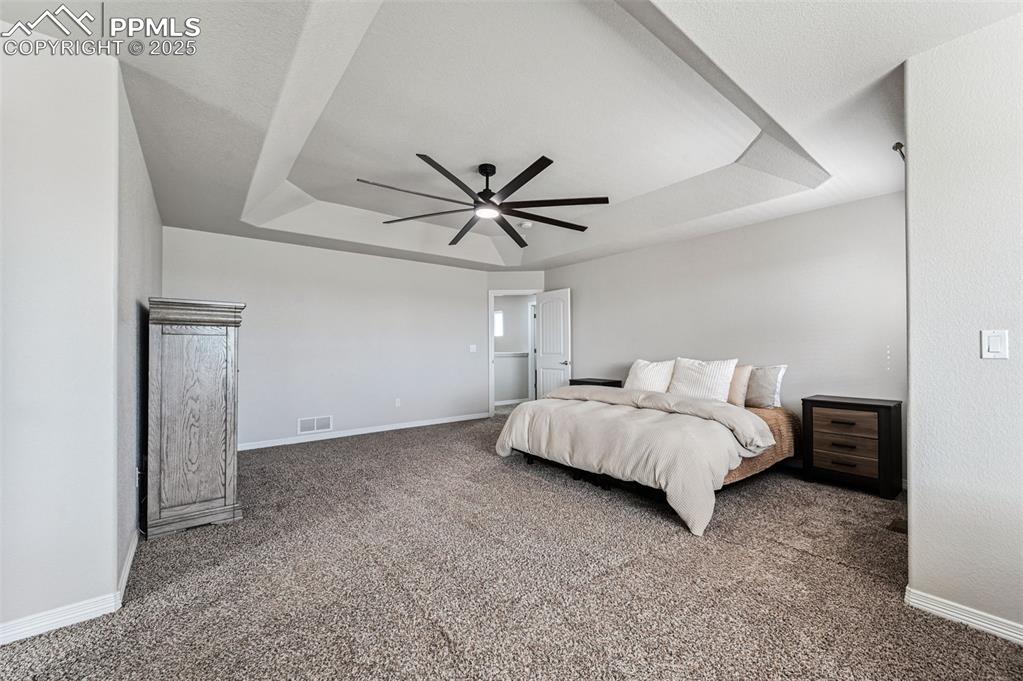 Image 21 of 50: Bedroom