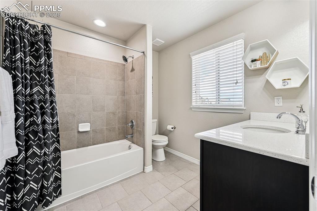 Image 34 of 50: Bathroom