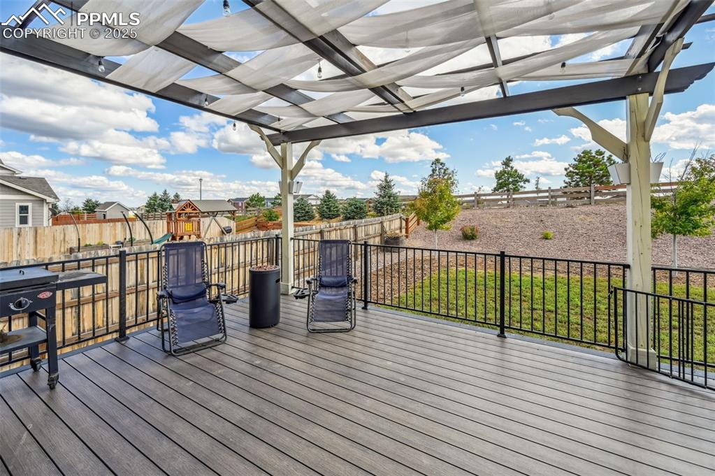 Image 35 of 50: Deck