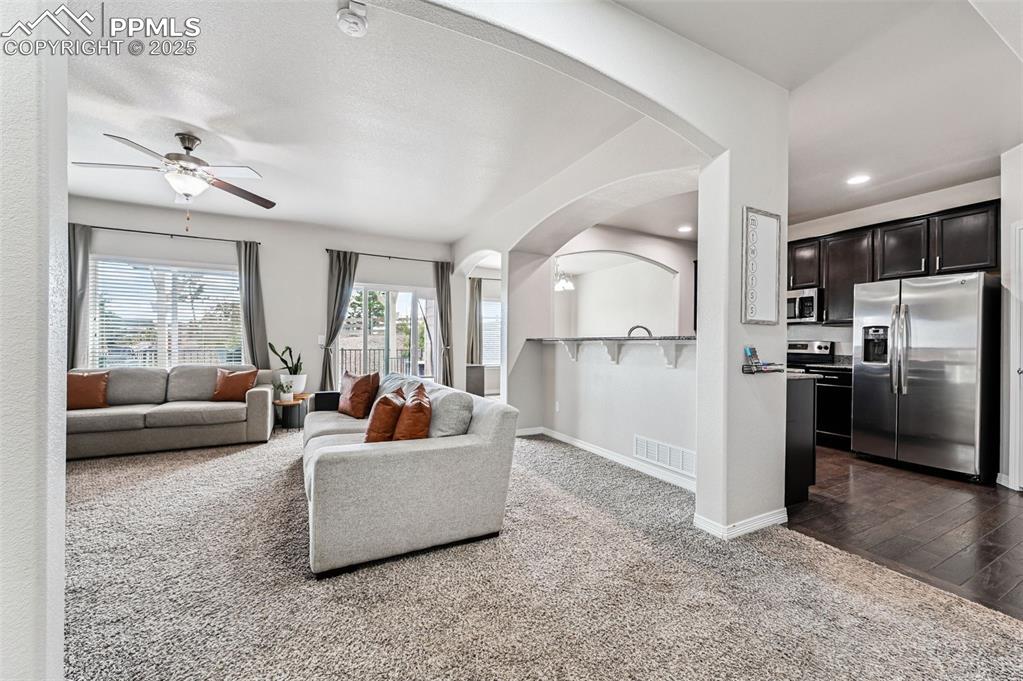 Image 4 of 50: Living Room