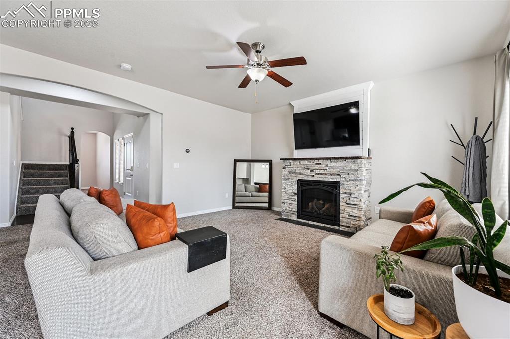 Image 7 of 50: Living Room