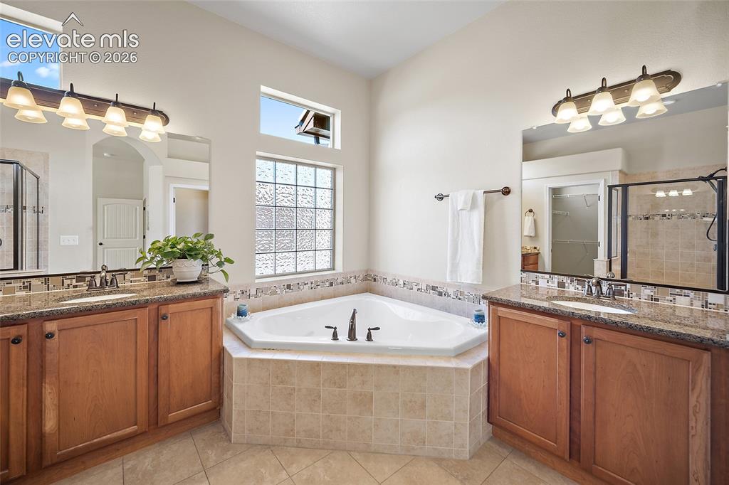 Image 17 of 39: Bathroom