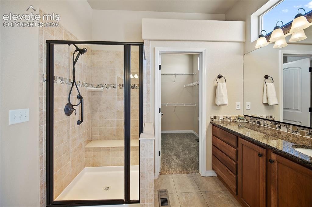 Image 18 of 39: Bathroom
