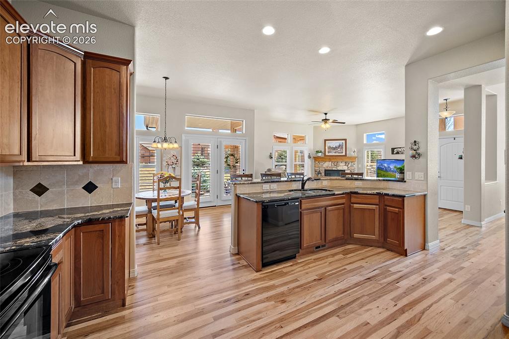 Image 4 of 39: Kitchen