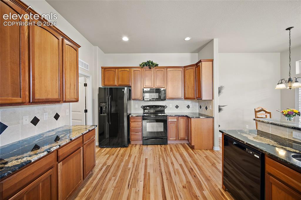 Image 5 of 39: Kitchen