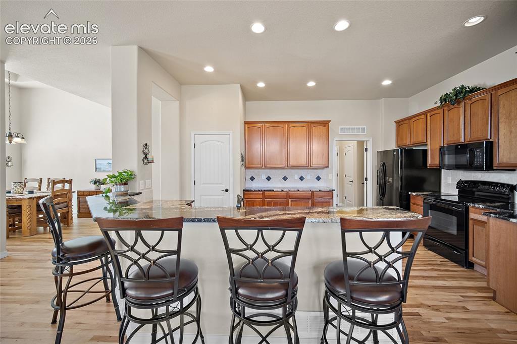 Image 9 of 39: Kitchen