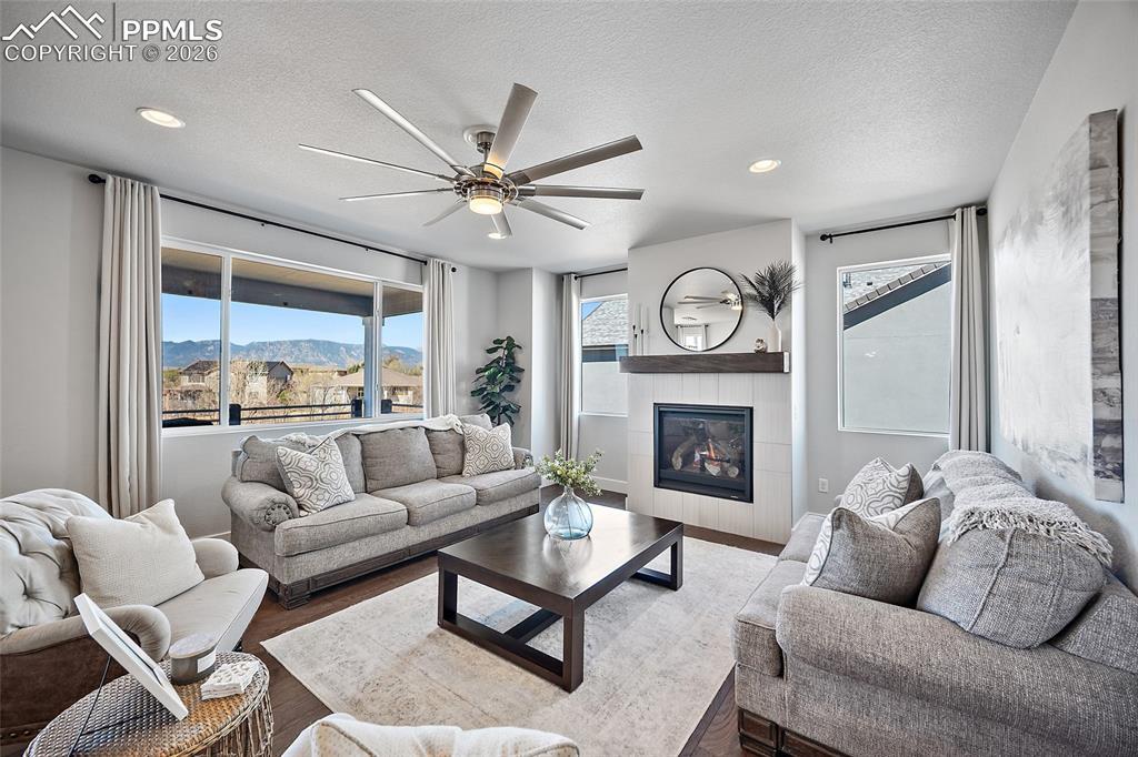 Image 14 of 49: Living Room