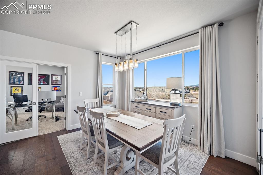 Image 19 of 49: Dining Area