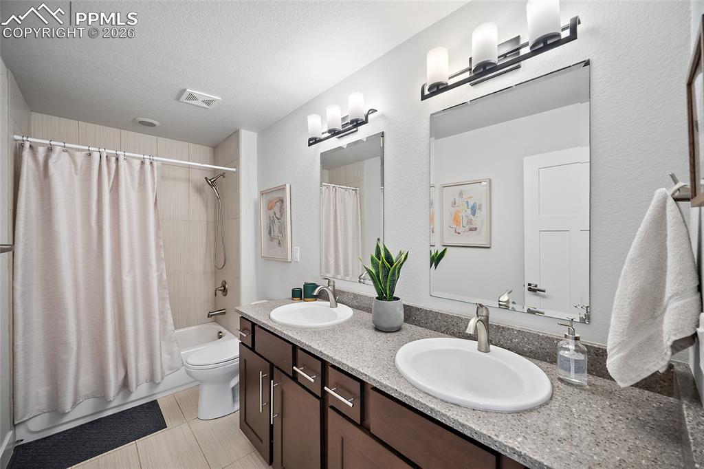 Image 27 of 49: Bathroom