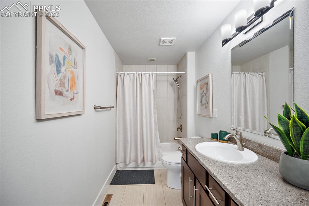 Image 37 of 49: Bathroom