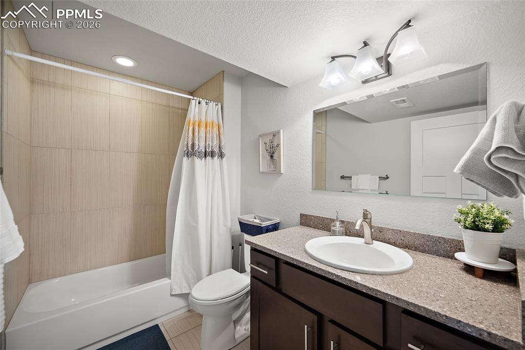 Image 39 of 49: Bathroom