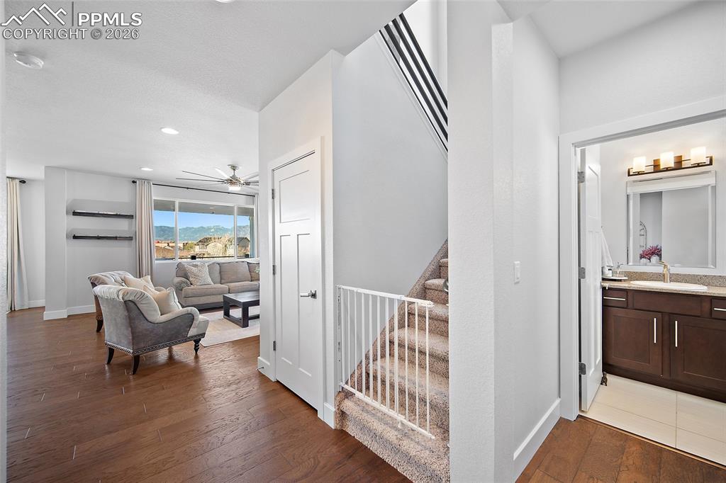 Image 6 of 49: Entry