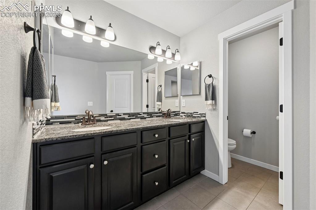 Image 32 of 43: Closet