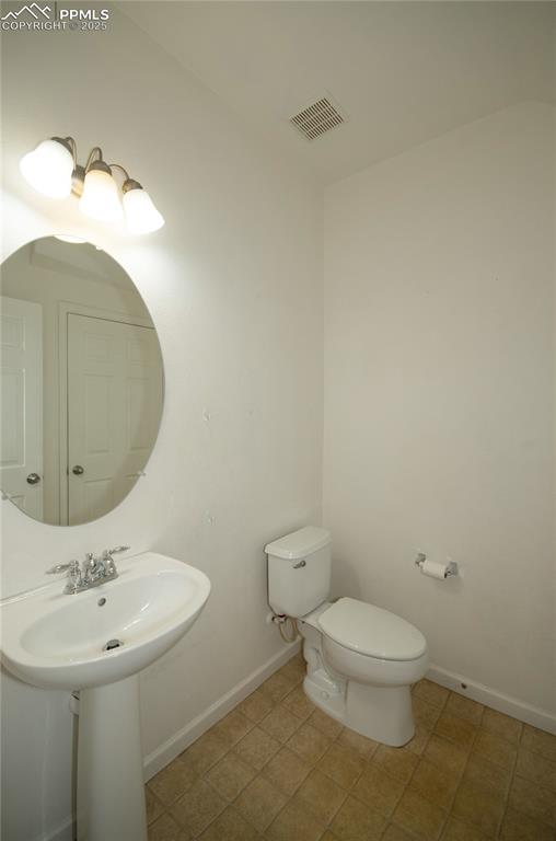 Image 10 of 33: Bathroom