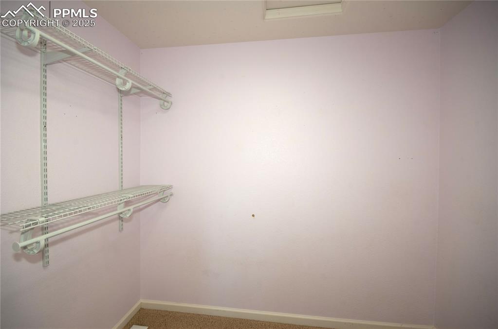 Image 19 of 33: Closet