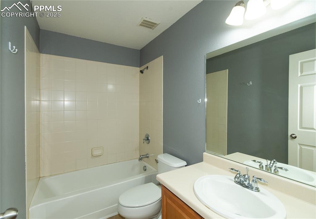 Image 26 of 33: Bathroom